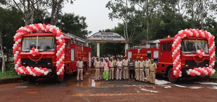 छत्तीसगढ़-कलेक्टर के विशेष प्रयास से जिले को मिली दो फायर ब्रिगेड वाहन की सौगात