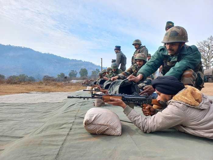 जम्मू-कश्मीर विधानसभा चुनाव से पहले सुरक्षा व्यवस्था में बड़ा बदलाव: अखनूर के ग्राम रक्षा गार्ड को मिली एसएलआर गन