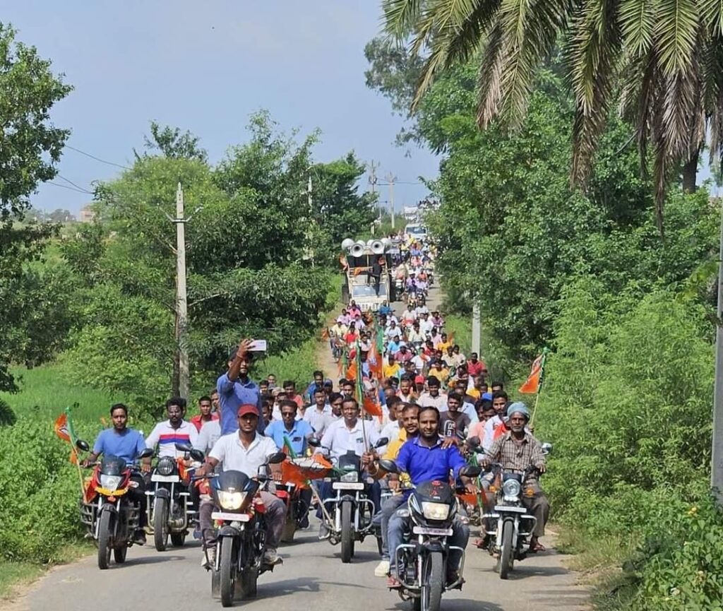 हजारीबाग लोकसभा क्षेत्र के बरही, पदमा और कटकमसांडी पंहुचा बीजेपी का परिवर्तन यात्रा रथ