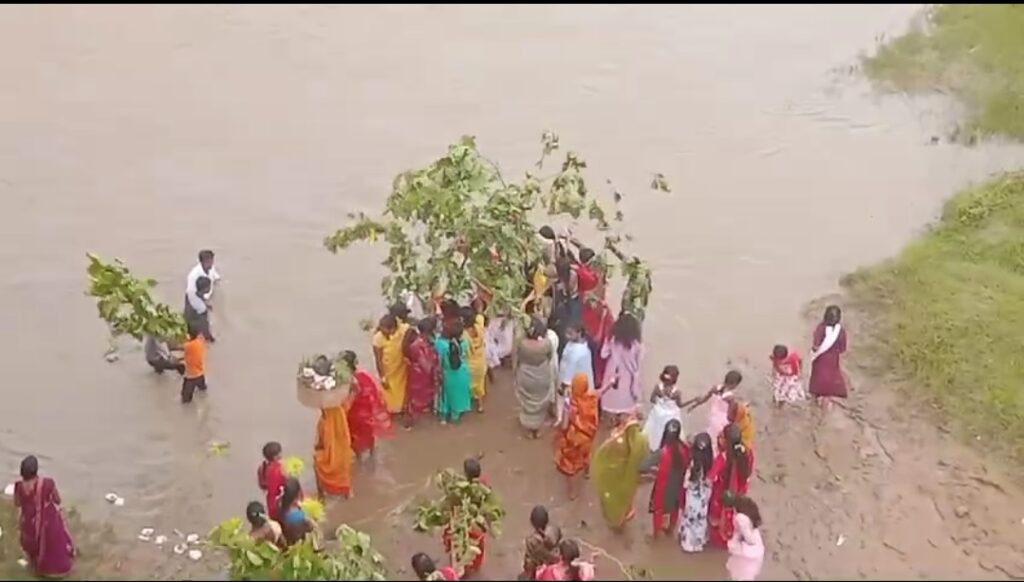 बड़कागांव प्रखंड के सभी गांव में  धूमधाम से किया गया करमा पूजा संपन्न