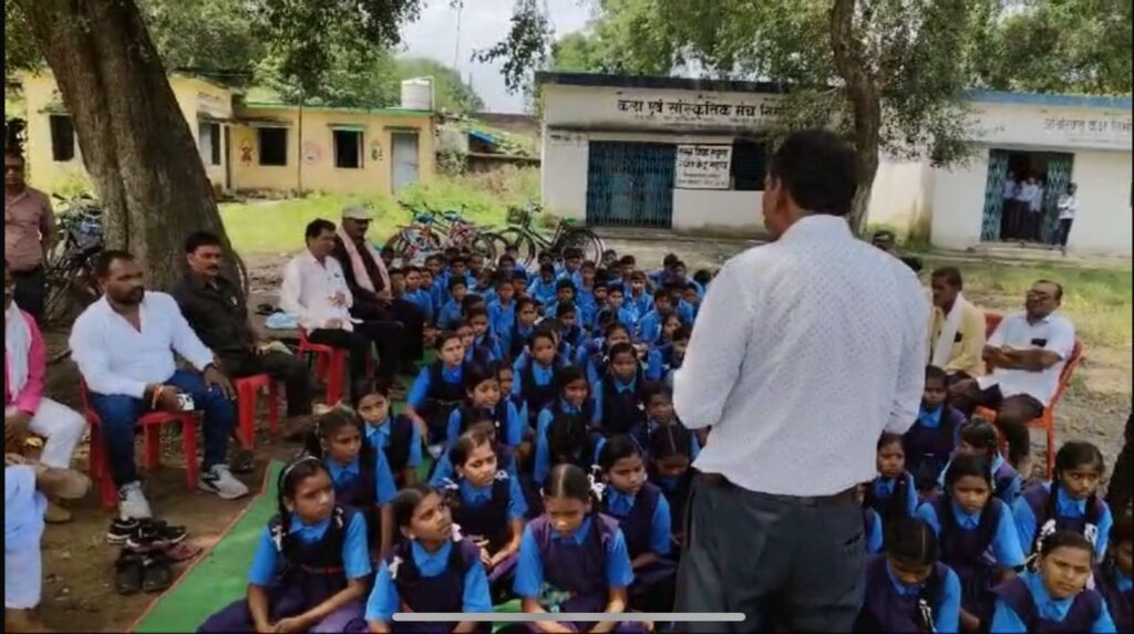 छत्तीसगढ़-विद्यालय में ताला जड़कर छात्रों का धरना: शिक्षकों को हटाने की मांग, प्रशासन ने दिया आश्वासन