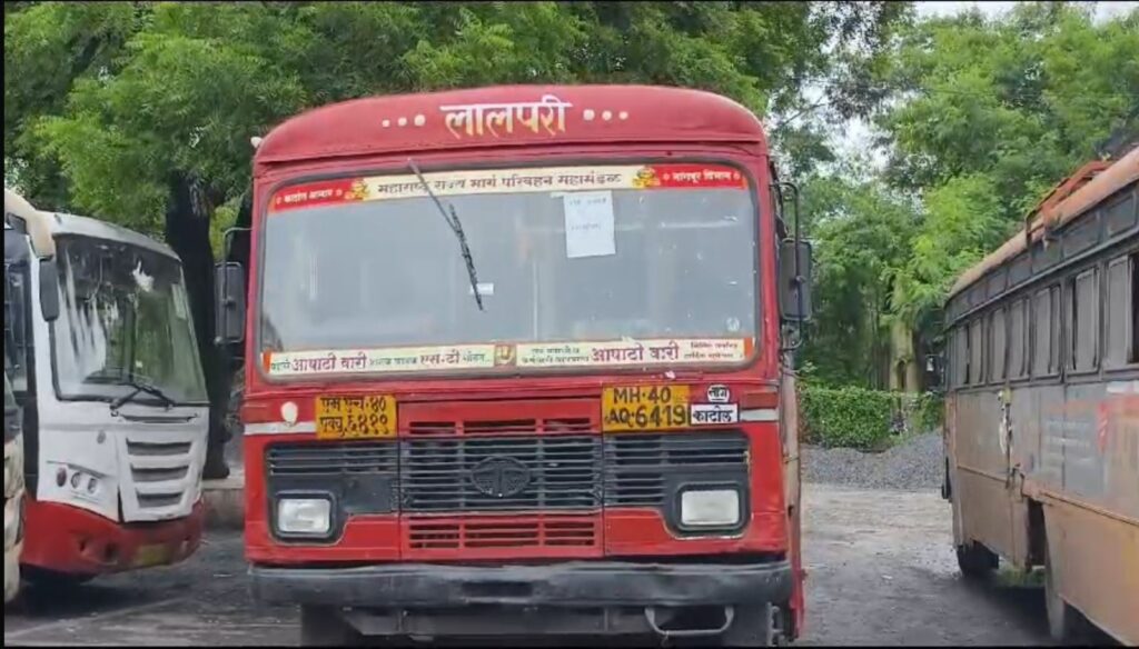 महाराष्ट्र राज्य परिवहन निगम की बसें बंद: यात्रियों की परेशानी, कर्मचारियों की अनिश्चितकालीन हड़ताल