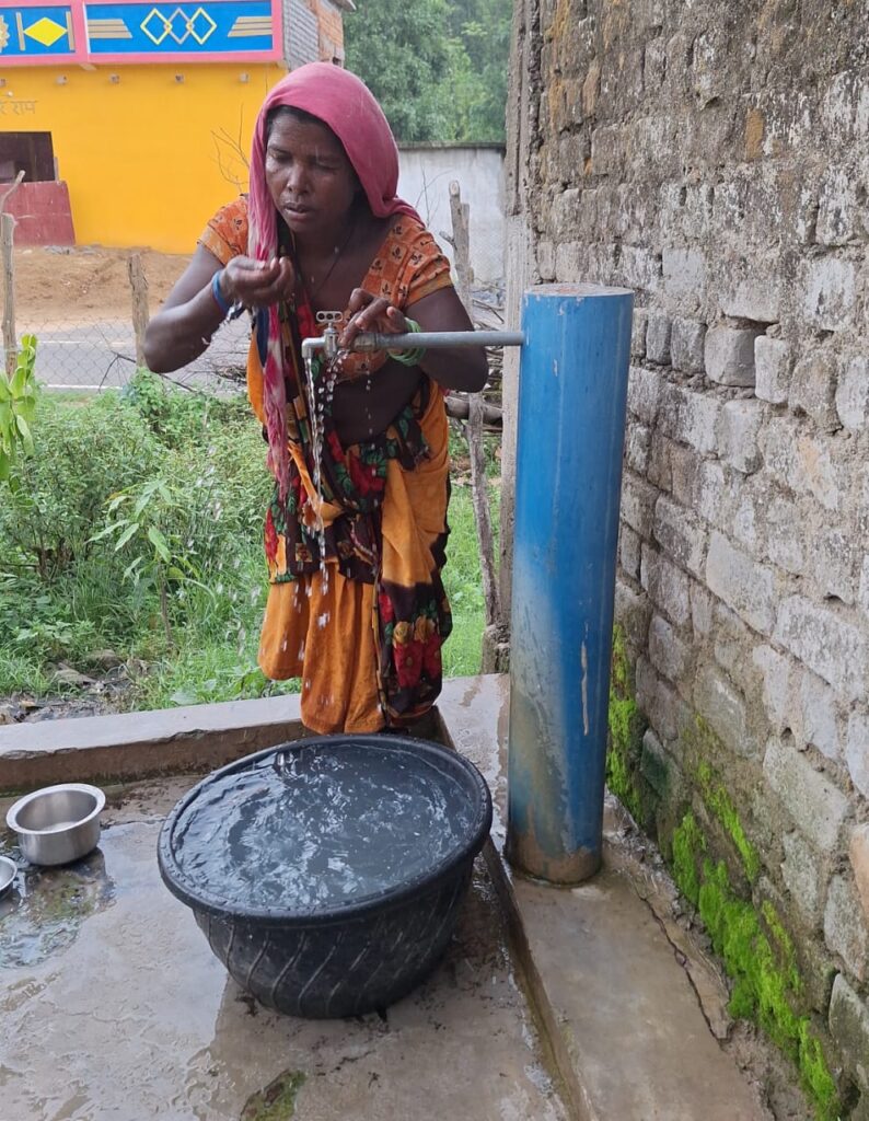 छत्तीसगढ़- कोरबा में जल जीवन मिशन का असर: पहाड़ी कोरवा हीरा बाई की जिंदगी में आया महत्वपूर्ण बदलाव