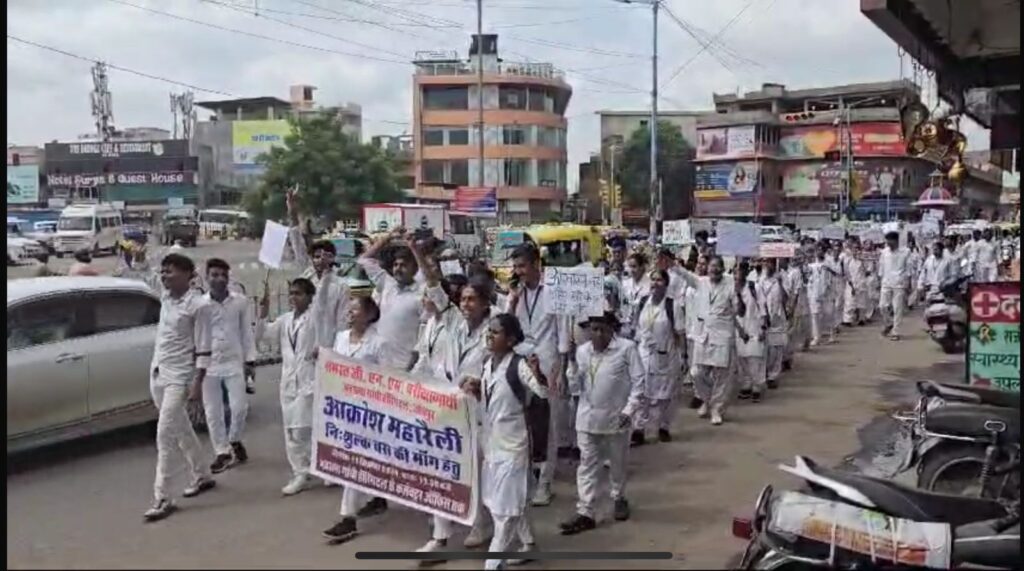 महात्मा गांधी नर्सिंग स्कूल के विद्यार्थियों ने बस सुविधा की मांग को लेकर निकाली रैली, कलेक्टर को सौंपा ज्ञापन