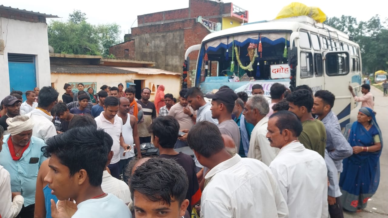 तेज रफ्तार बस से बाइक…