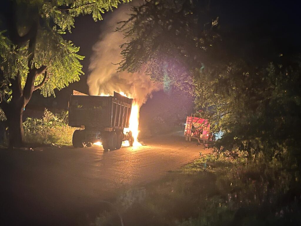 चलते ट्रक में लगी आग, फायर ब्रिगेड ने आग पर पाया काबू