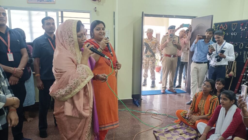 विष्णुदेव साय की पत्नी का इंदिरा कला संगीत विश्वविद्यालय दौरा: संगीत, कला और संस्कृति का लिया आनंद