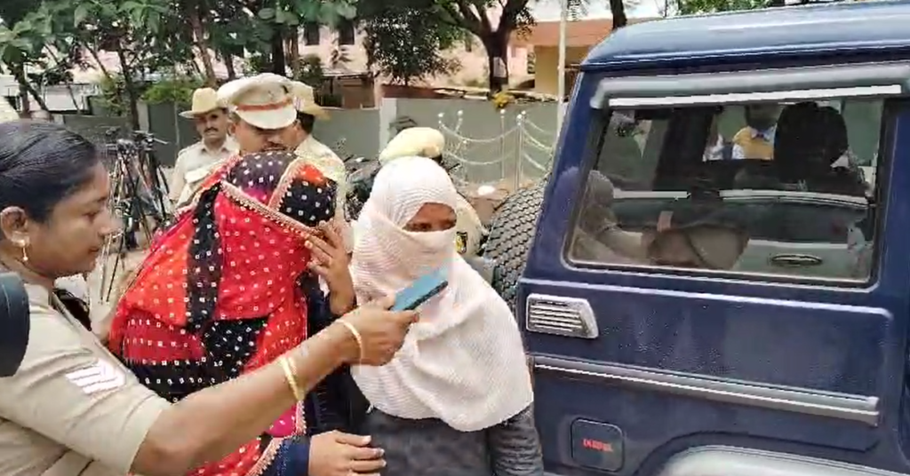 पुलिस ने बाइक चोरी करने वाली दो महिलाओं सहित पांच लोगों को किया गिरफ्तार