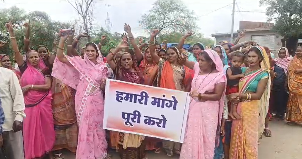 “जर्वे के ग्रामीणों का धरना प्रदर्शन: जर्जर रोड़ और हाई स्कूल की मांग पर नारेबाजी”