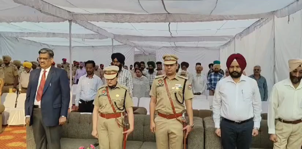 जिला सत्र जज और पुलिस अधिकारियों ने शहीद जवानों को दी श्रद्धांजलि