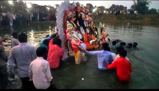 नम आँखों से दी गयी माँ दुर्गा को विदाई, शांतिपूर्वक संपन्न हुआ त्योहार, प्रशाशन रहा सक्रिय