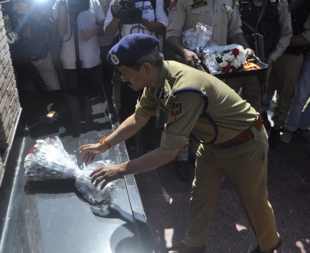 सेवानिवृत्ति पर डीजीपी स्वैन ने की शहीदों को श्रद्धांजलि अर्पित