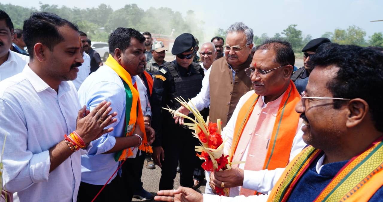 मुख्यमंत्री का जनप्रतिनिधियों एवं अधिकारियों ने…