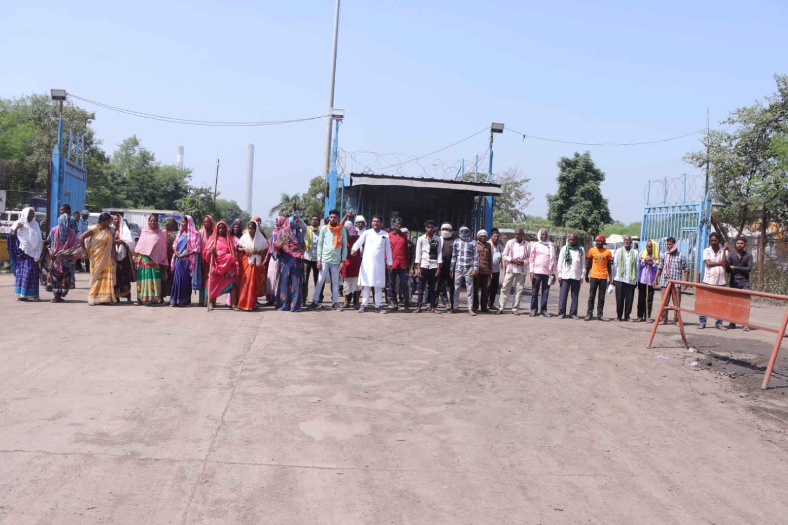 पावर प्लांट के सामने धरने पर…