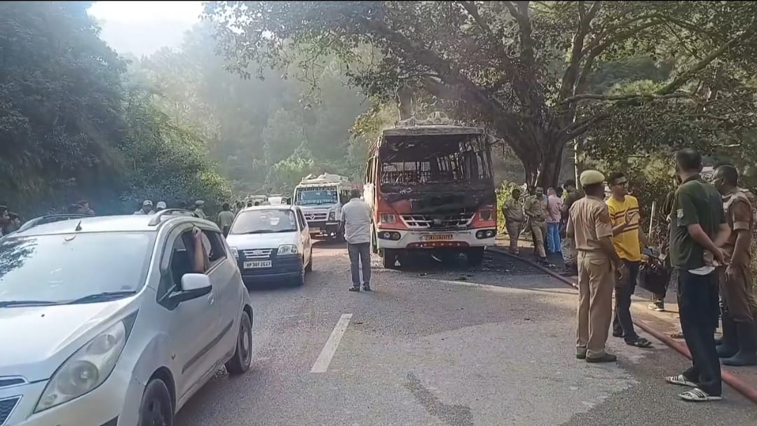 तीर्थयात्रियों को ले जा रही बस…