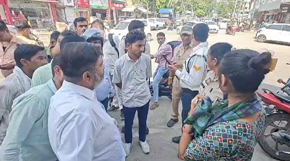 पूर्व प्रेमी से परेशान विवाहिता ने…