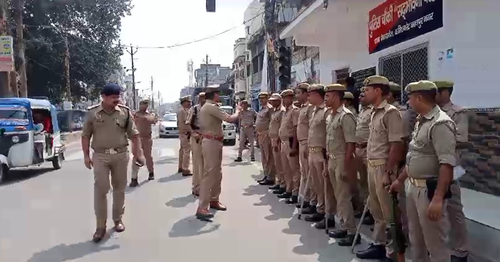 शांति बनाए रखने के लिए कानपुर में निकाला गया फ्लैग मार्च