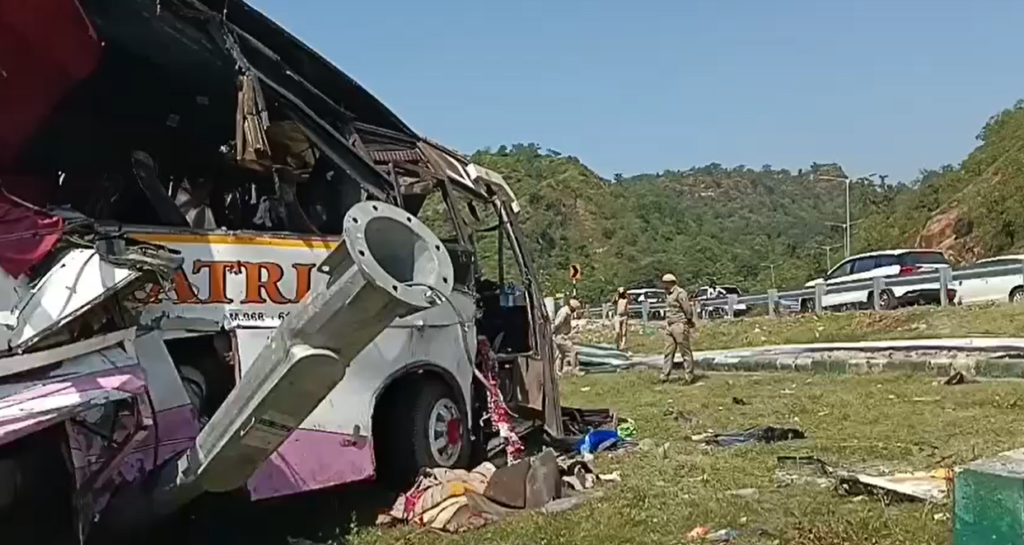 दांता त्रिशूलिया घाट पर भीषण बस दुर्घटना