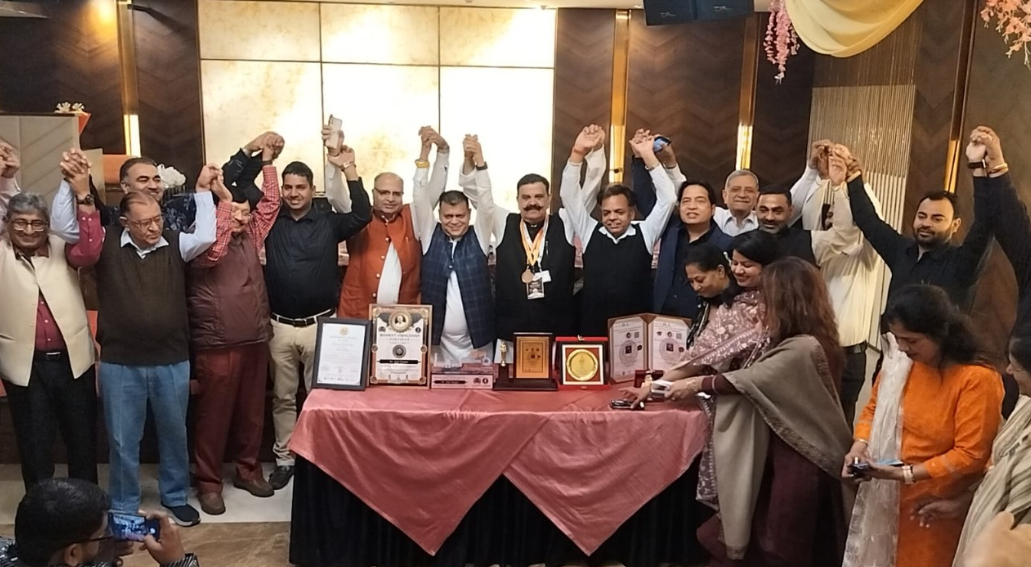 भारत विभूषण और देश रत्न अवार्ड पाकर डा.…