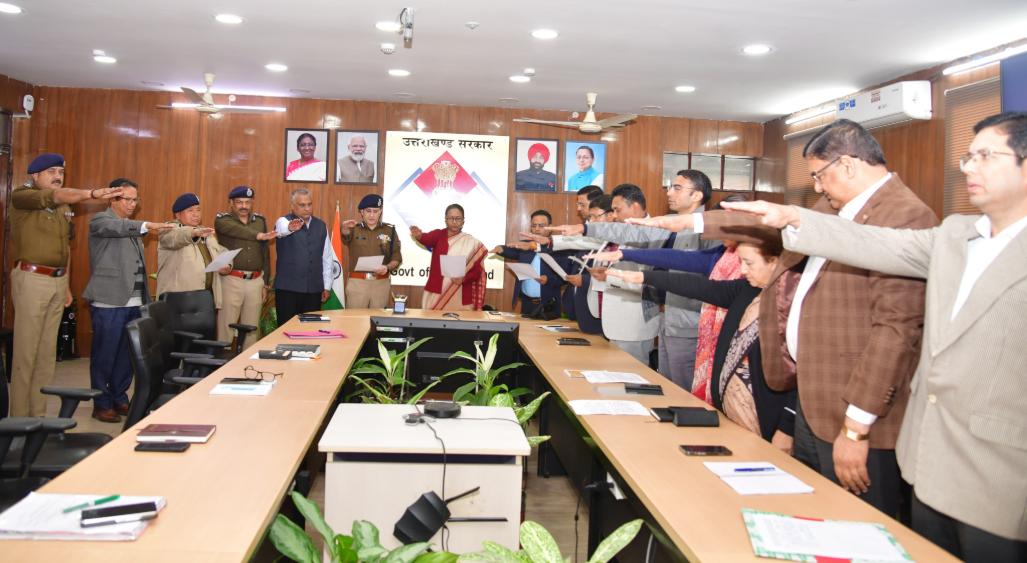 मुख्य सचिव ने संविधान की दिलवाई शपथ