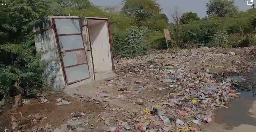 नगर पालिका की अनदेखी से बीमारी फैलने का…