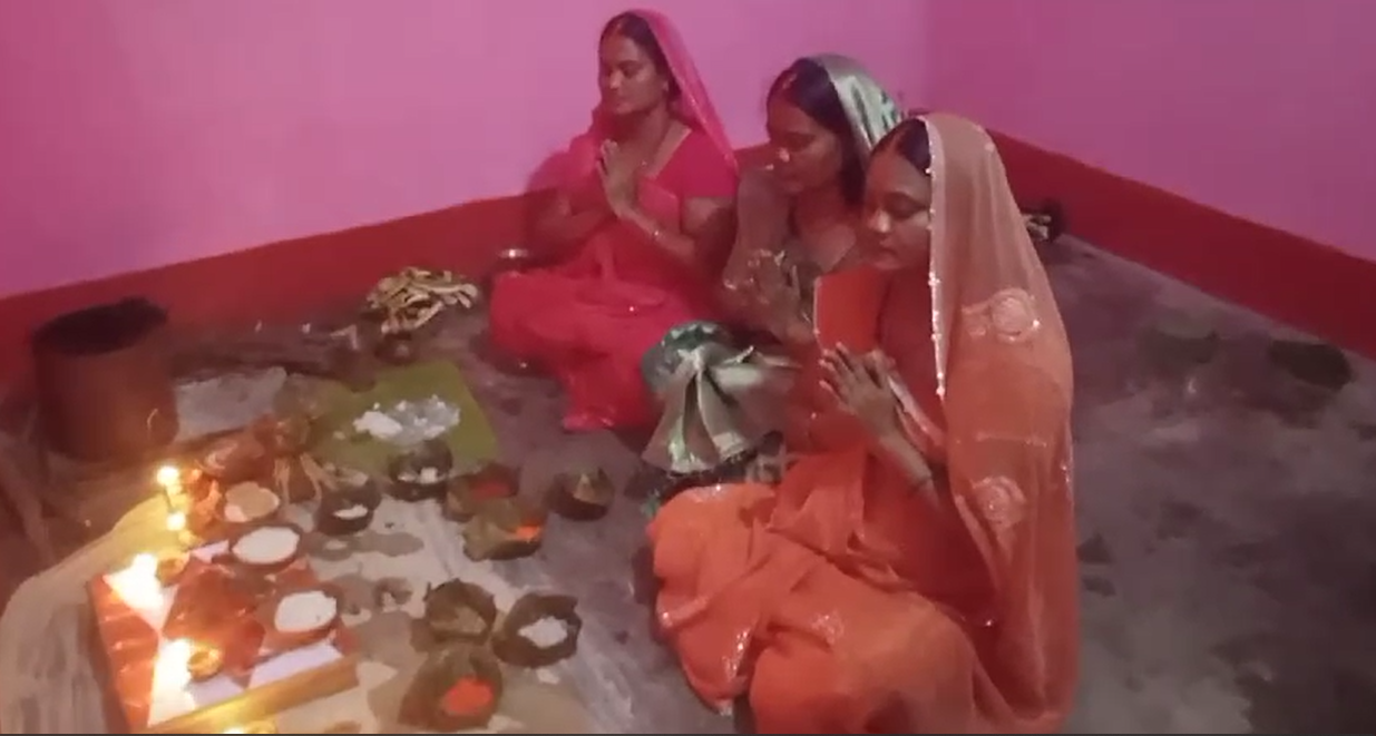 व्रतियों ने खरना किया, 36 घंटे का निर्जला उपवास किया शुरू