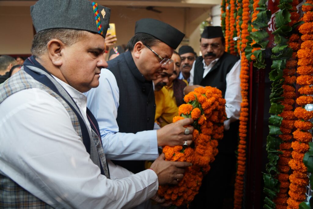 मुख्यमंत्री धामी ने राज्य स्थापना दिवस पर शहीद स्मारक पर पुष्पांजलि अर्पित की