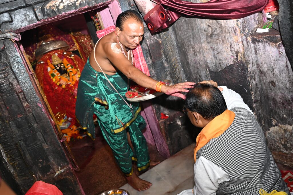 मुख्यमंत्री विष्णु देव साय ने मां दंतेश्वरी की पूजा-अर्चना की