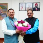 केदारनाथ जीत पर मुख्यमंत्री धामी को बधाई देते कृषि मंत्री गणेश जोशी