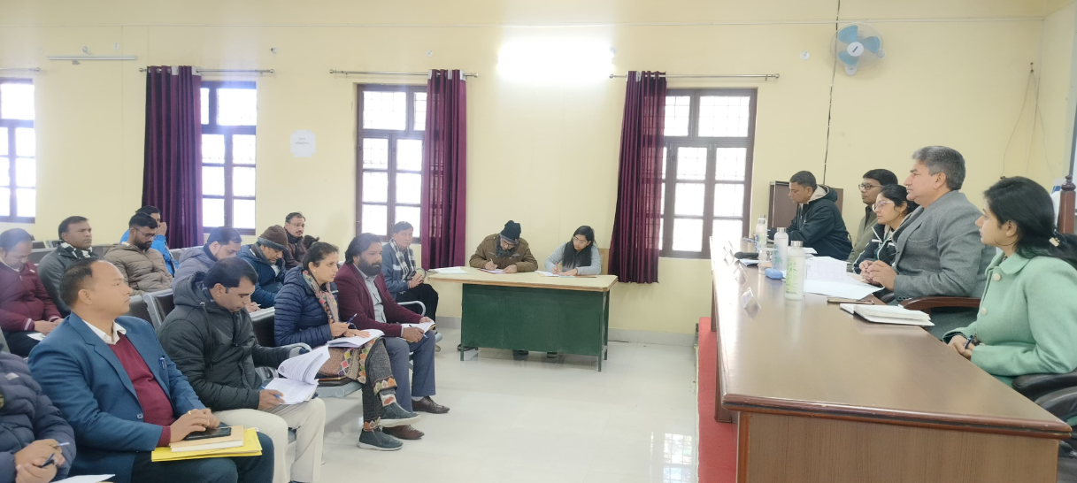 सभी विभाग बेहतर कार्य कर जनपद को नम्बर वन जिला बनाने का प्रयास करें : सचिव