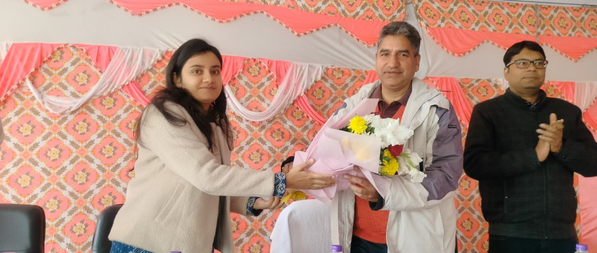 अधिकारी जनता के बीच जाकर उनकी समस्याओं का समाधान करें: सचिव