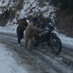 बर्फीले मार्ग में फंसे वाहनों व पर्यटकों को पुलिस ने पहुंचाया सुरक्षित स्थान पर