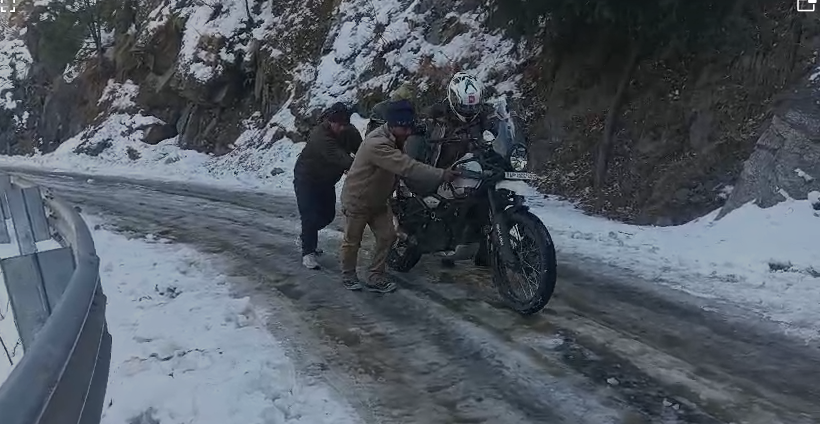 बर्फीले मार्ग में फंसे वाहनों व पर्यटकों को पुलिस ने पहुंचाया सुरक्षित स्थान पर