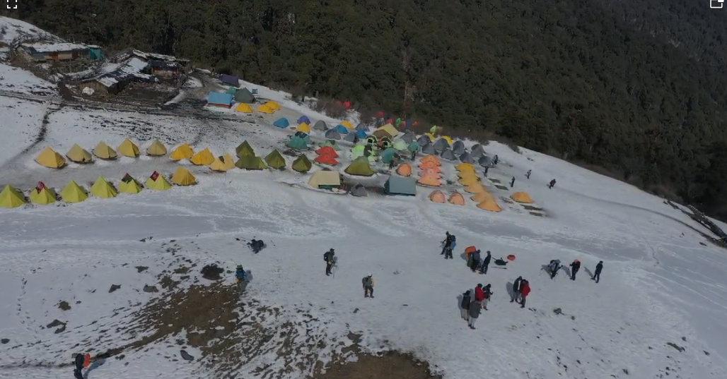 नए साल का जश्न मनाने के लिए भारी संख्या में पहुंचे पर्यटक