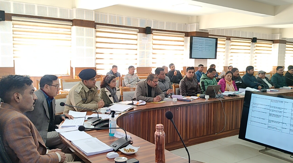 लंबित राजस्व वादो का निस्तारण समय पर करें एसडीएम व तहसीलदार: जिलाधिकारी
