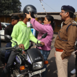 एनटीपीसी के सौजन्य से बड़कागांव पुलिस ने बांटे हेलमेट
