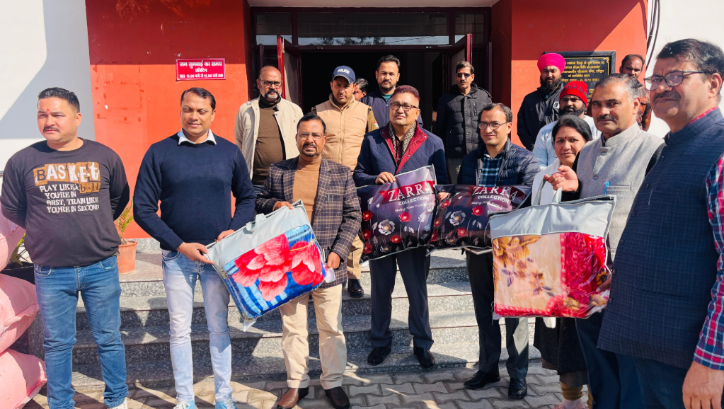 गरीब एवम् जरूरतमंद व्यक्तियों को कम्बल…