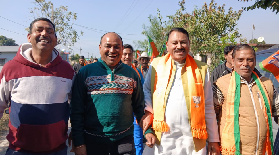रोड़ शो कर जनता से मांगा…