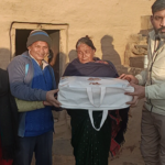 जिलाधिकारी ने जरूरतमंदों को कंबल, आर्थिक सहायता और मिष्ठान किये वितरित