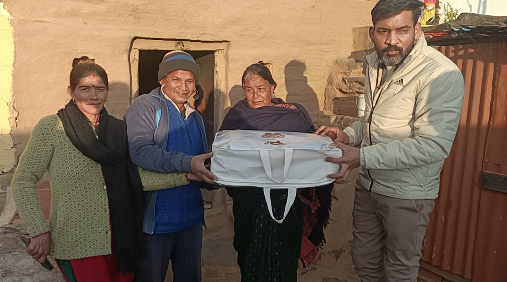 जिलाधिकारी ने जरूरतमंदों को कंबल, आर्थिक सहायता और मिष्ठान किये वितरित