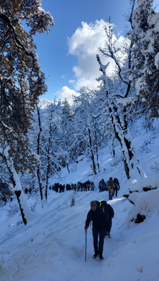 पहाड़ पर बड़ी संख्या में नया साल मनाने पहुंचे पर्यटक