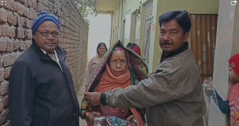समाजसेवी ने किया शाल का…