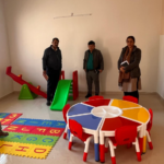 डीएम का साकार होता अभिनव प्रयोग, भिक्षावृत्ति में संलिप्त बच्चे थाम रहे पुस्तक