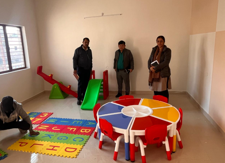 डीएम का साकार होता अभिनव प्रयोग, भिक्षावृत्ति में संलिप्त बच्चे थाम रहे पुस्तक