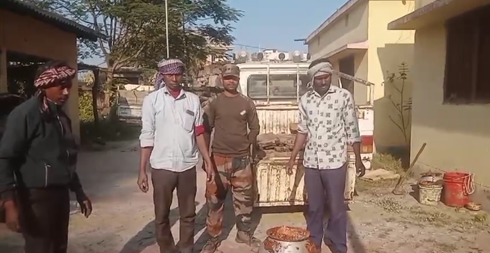 चैलेंगदाग जंगल से वन विभाग…