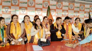 भा.ज.पा. महिला मोर्चा ने जनसंपर्क कर मेयर और…