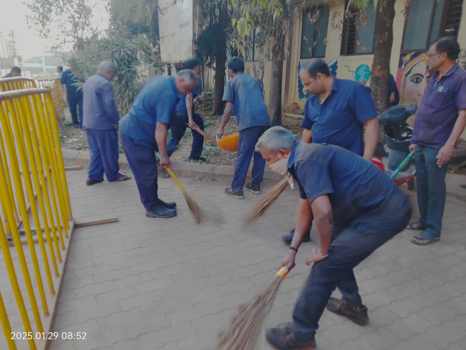 जनता में स्वच्छता के प्रति जागरूकता पैदा करने के लिए परिवहन कंपनी के कर्मचारियों द्वारा स्वैच्छिक सफाई कार्यक्रम