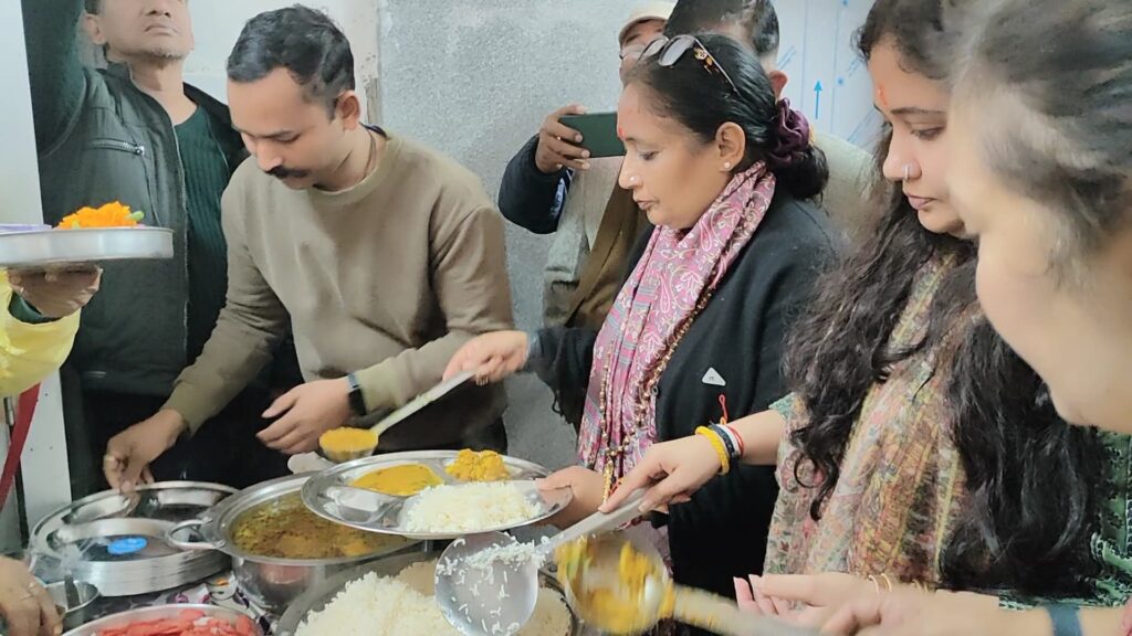 जय दुर्गा सामाजिक कल्याण संस्था द्वारा बीपीएल श्रेणी के मरीजों के लिए निःशुल्क भोजन